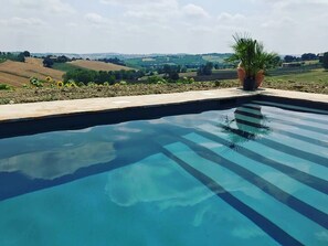 A swimming pool with a clear view of the countryside. - Villa Santa Elisabetta (Ostra Vetere)