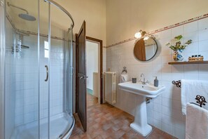 Vila (1 Bedroom) | Kamar mandi | Shower, pengering rambut,  dan handuk