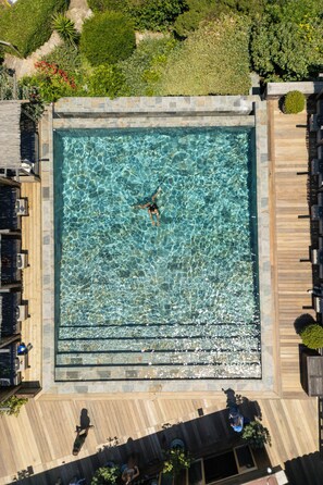 Udendørs pool, parasoller, liggestole