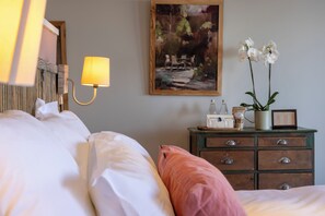 Superior kamer (Capo di Feno) | Luxe beddengoed, een kluis op de kamer, een bureau, gratis wifi