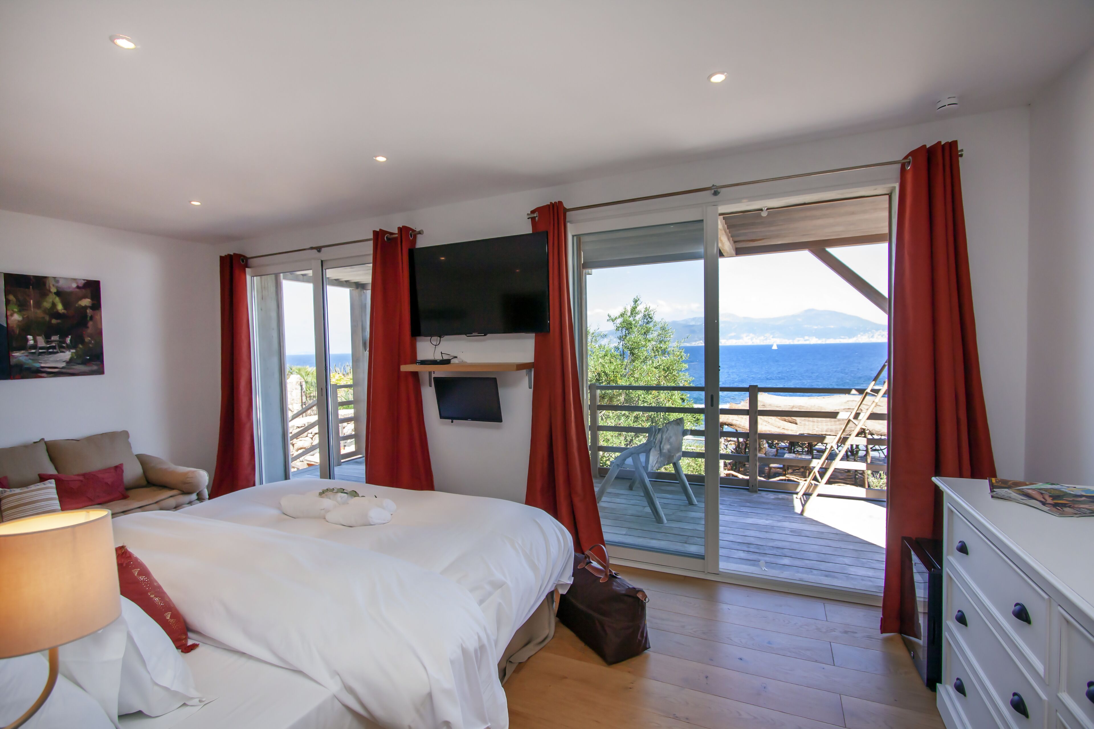 Premium bedding, in-room safe, free WiFi, bed sheets