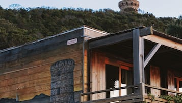 Un edificio de madera con chimenea, balcón y un letrero que dice 'New Years'.