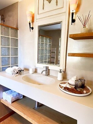 Family Room (A Stagnola) | Bathroom