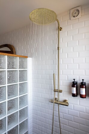 Luxury Suite (Palombagia) | Bathroom | Shower, rainfall showerhead, free toiletries, hair dryer - Villa Kirssis (Pietrosella)