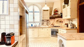 Vila (4 Bedrooms) | Dapur pribadi | Lemari es, microwave, oven, dan mesin pencuci piring