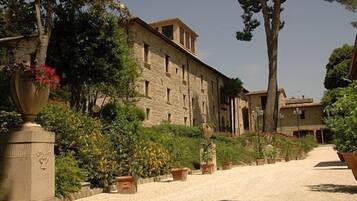 Pintu masuk properti