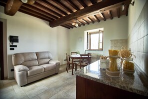 Villa (Multiple Bedrooms) | Salle de séjour | Télévision, cheminée