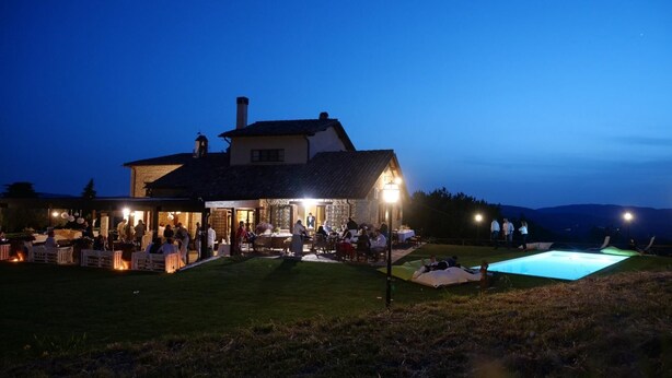 A large house with a swimming pool, outdoor seating, and a well-lit patio area. - Villa Panorama (Monte Santa Maria Tiberina)