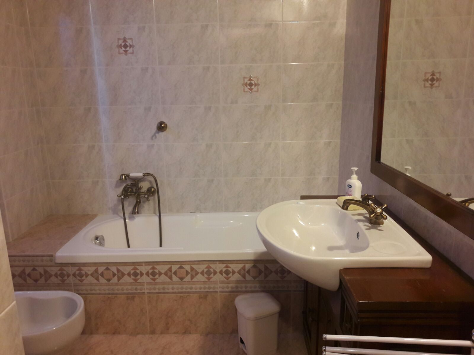 Une salle de bain avec une baignoire, un lavabo et des toilettes.
