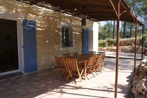 تناول الطعام بالخارج