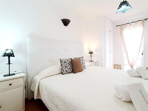 3 bedrooms, iron/ironing board, internet, bed sheets