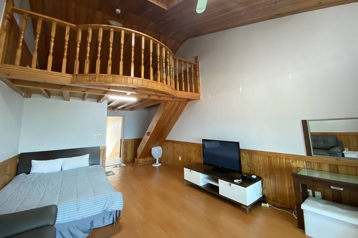 Gallery Room | WiFi (free), individually decorated, individually furnished