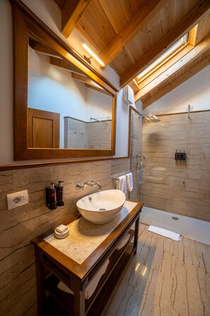 Junior Suite | Bathroom | Shower, rainfall showerhead, free toiletries, hair dryer - Villa Permet (Përmet)