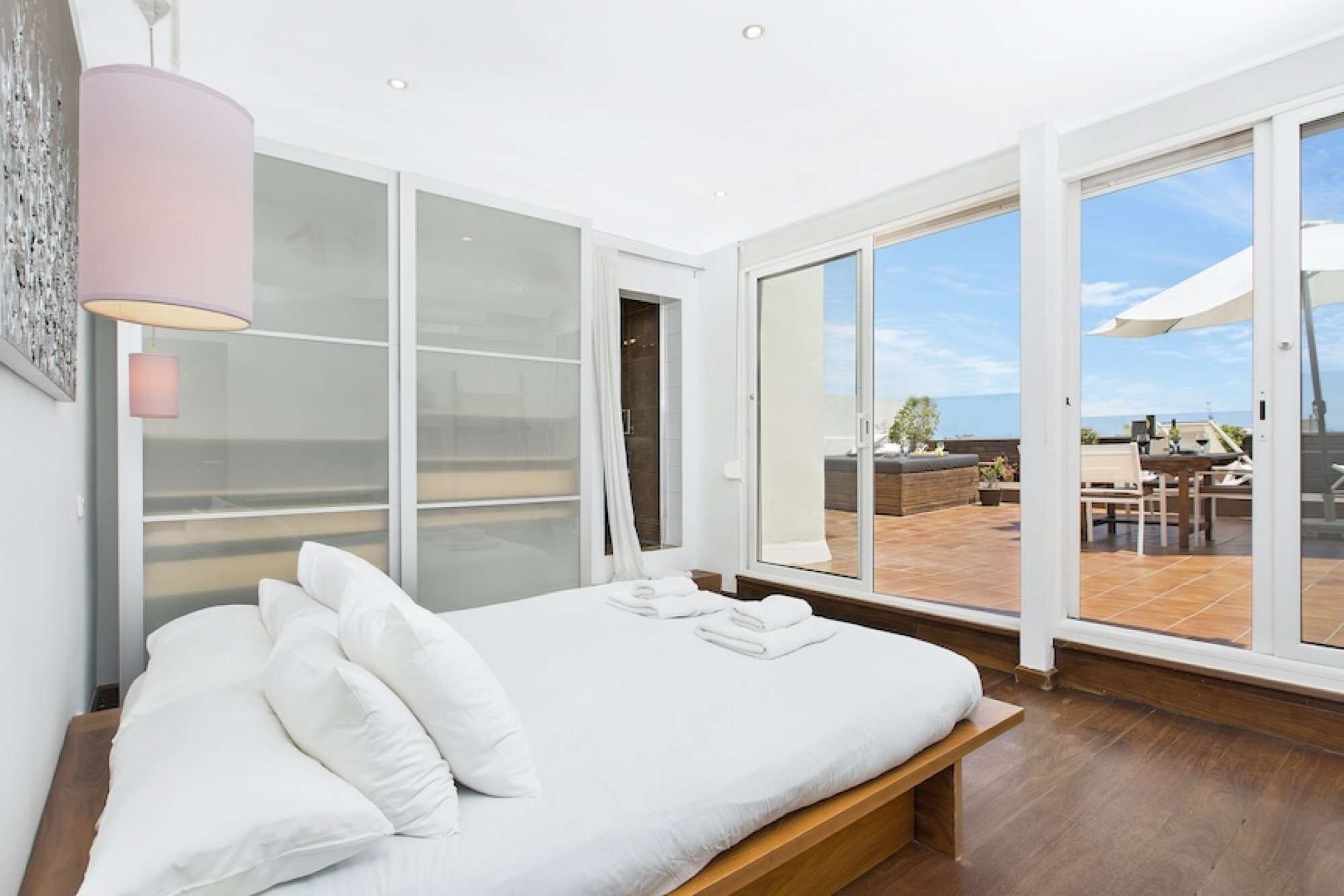 3 habitaciones, tabla de planchar con plancha, wifi y ropa de cama 