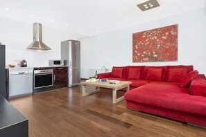 TV, books - Spectacular penthouse with terrace (Barcelona)