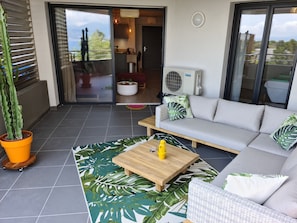 TV - Magnificent T2 parahotelier with 23m2 south-facing terrace and sea view (Ajaccio)