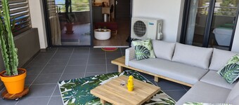 Magnificent T2 parahotelier with 23m2 south-facing terrace and sea view