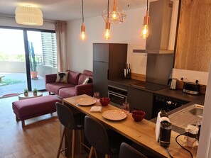 Fridge, microwave, oven, stovetop - Magnificent T2 parahotelier with 23m2 south-facing terrace and sea view (Ajaccio)