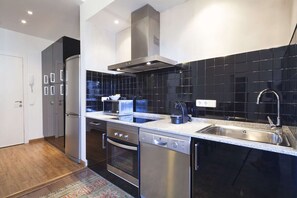 Réfrigérateur, micro-ondes, four, lave-vaisselle