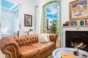 TV, DVD player, books, stereo - Luxury and design in Rambla Catalunya (Barcelona)