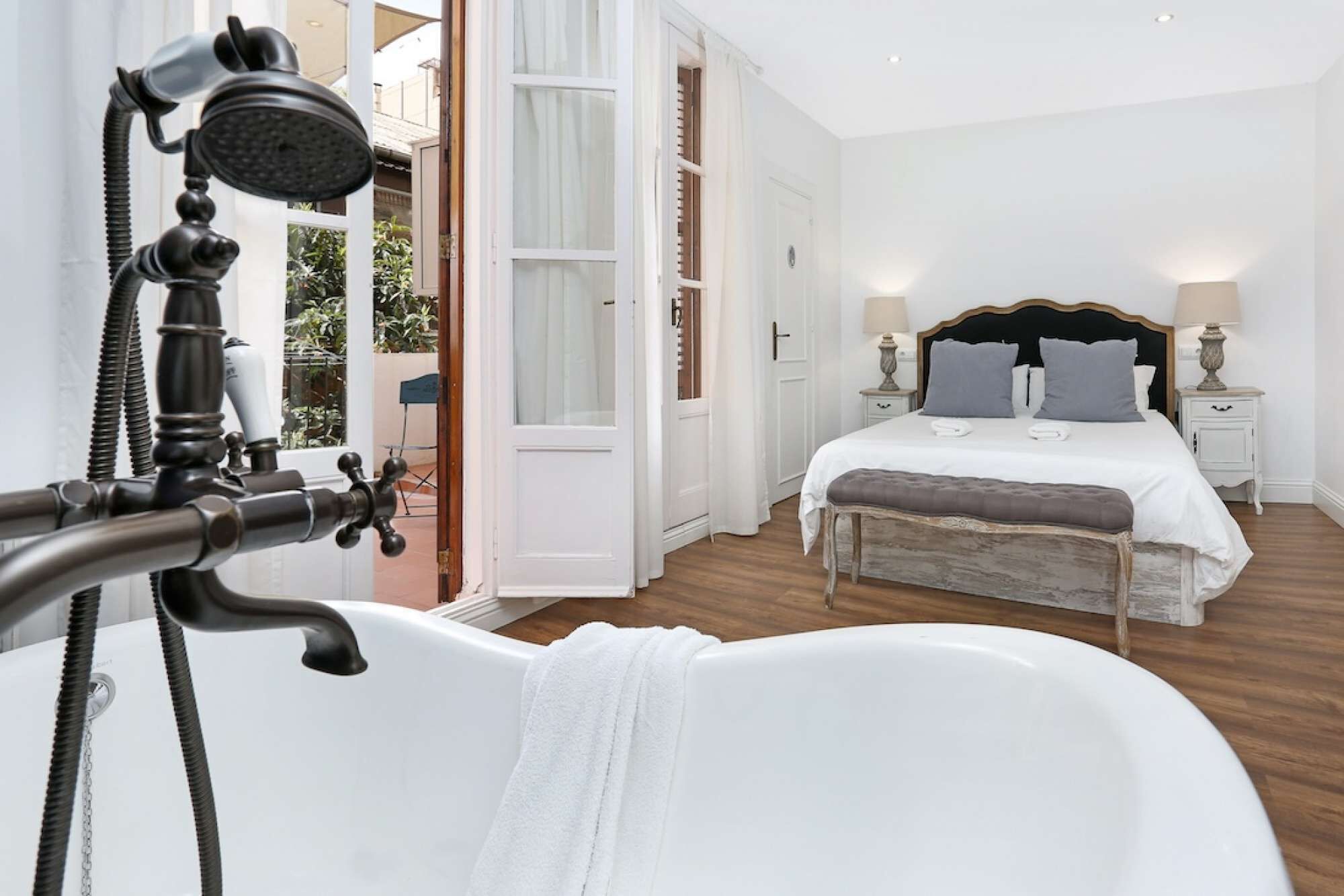 2 slaapkamers, een bureau, een strijkplank/strijkijzer, wifi
