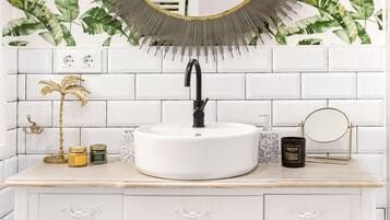 Douche, sĂšche-cheveux, serviettes fournies