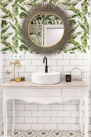 Een douche, een haardroger, handdoeken
