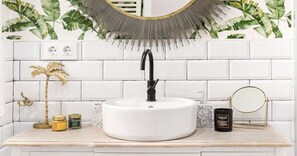 Een douche, een haardroger, handdoeken
