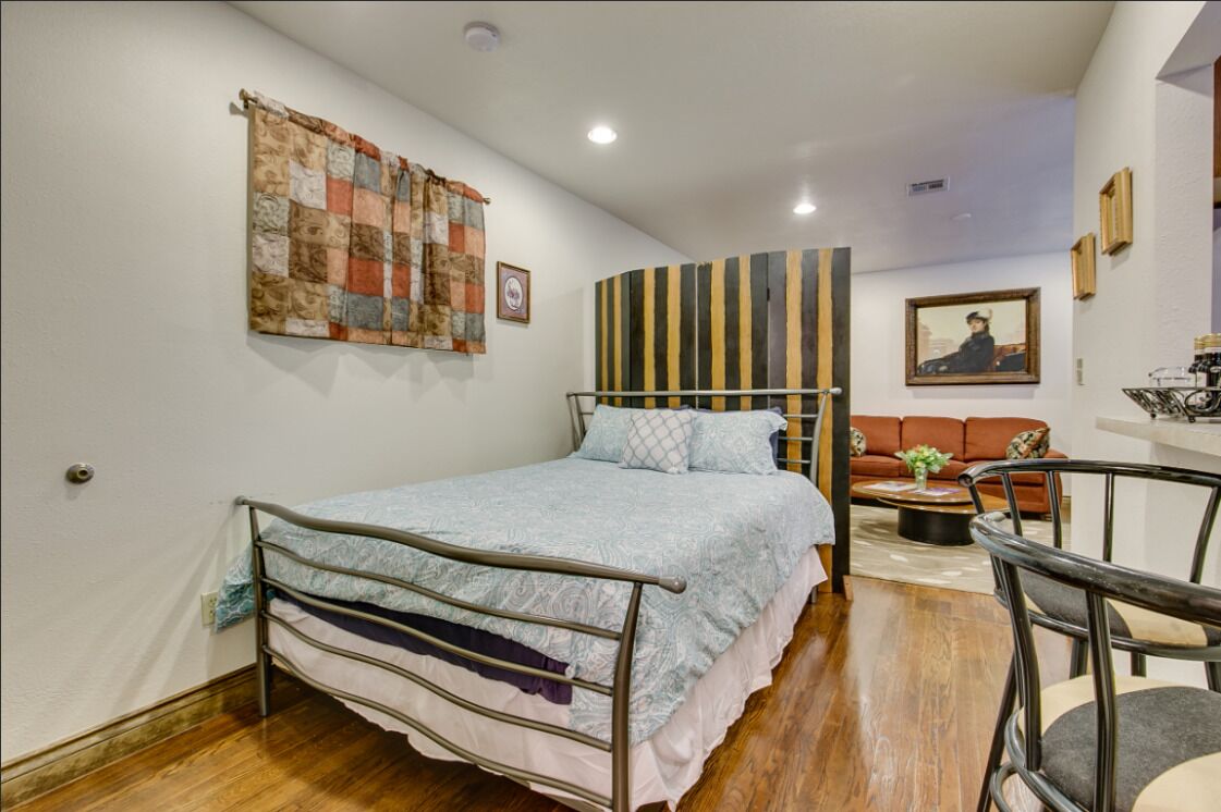 [CLR 12] Midtown Studio - Awesome Location, on a quiet tree lined street of OKC