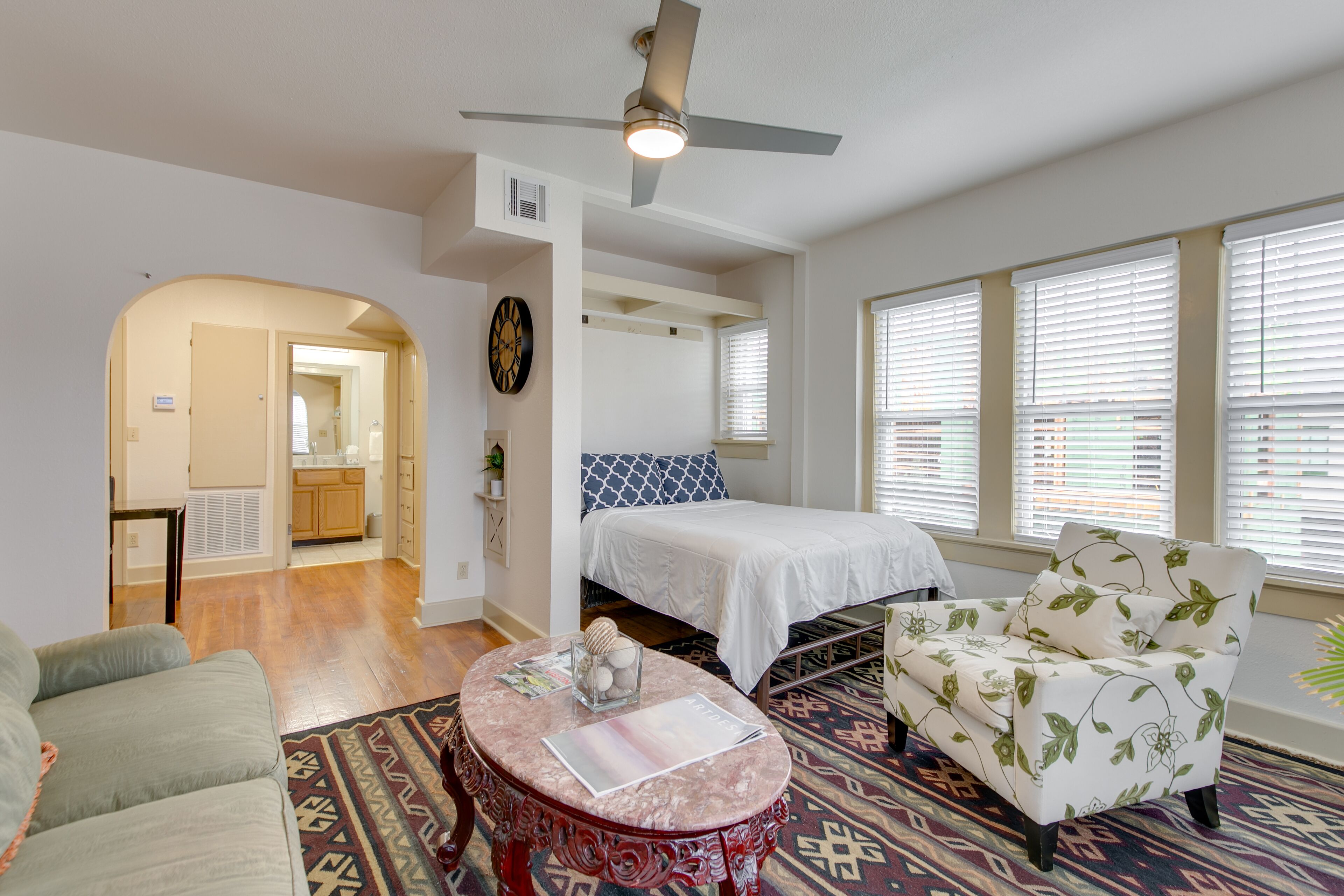 [CLR 15] Bright OKC Midtown Studio - Coolest neighrhood, Apartment, ONE mile away from Downtown.