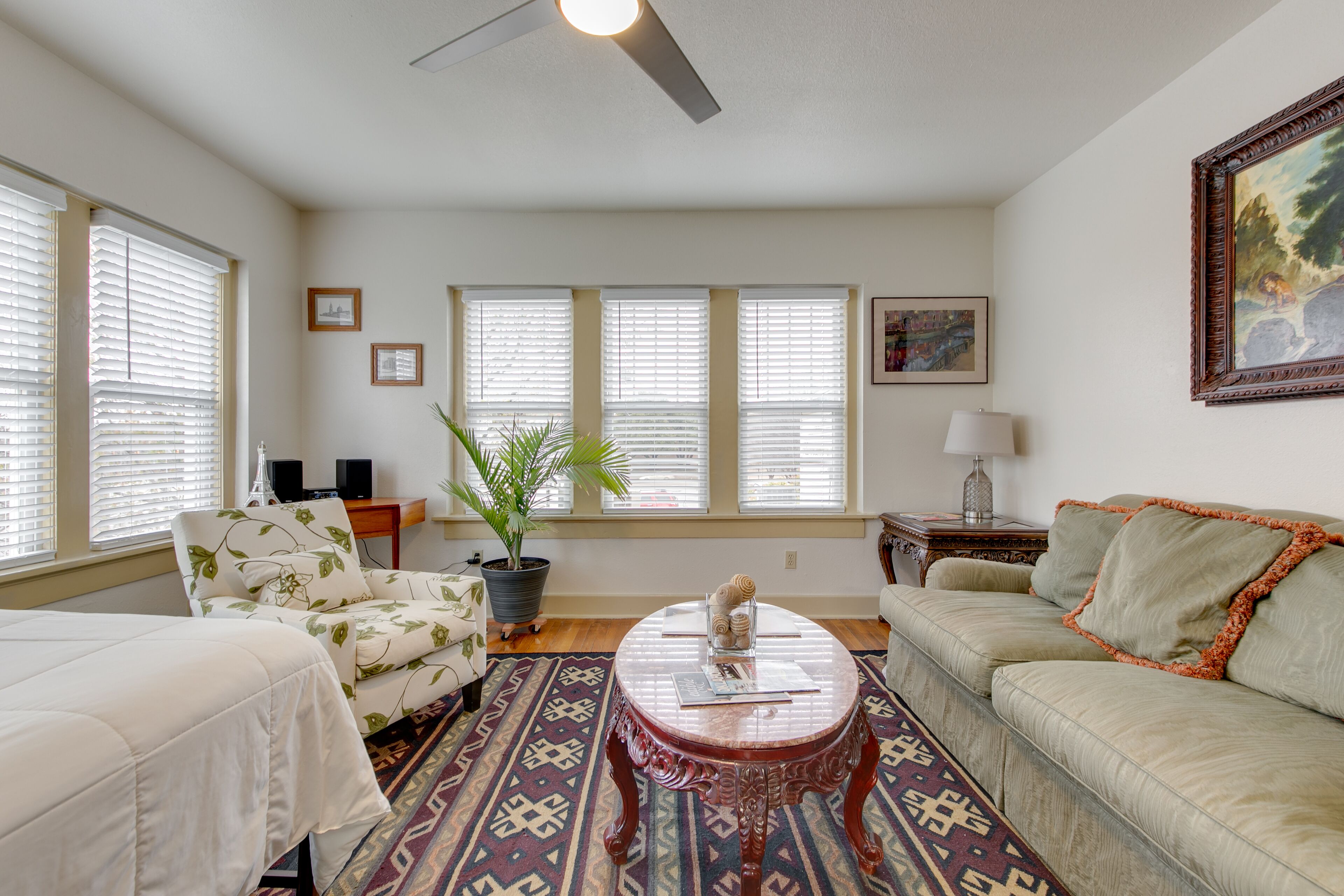 [CLR 15] Bright OKC Midtown Studio - Coolest neighrhood, Apartment, ONE mile away from Downtown.