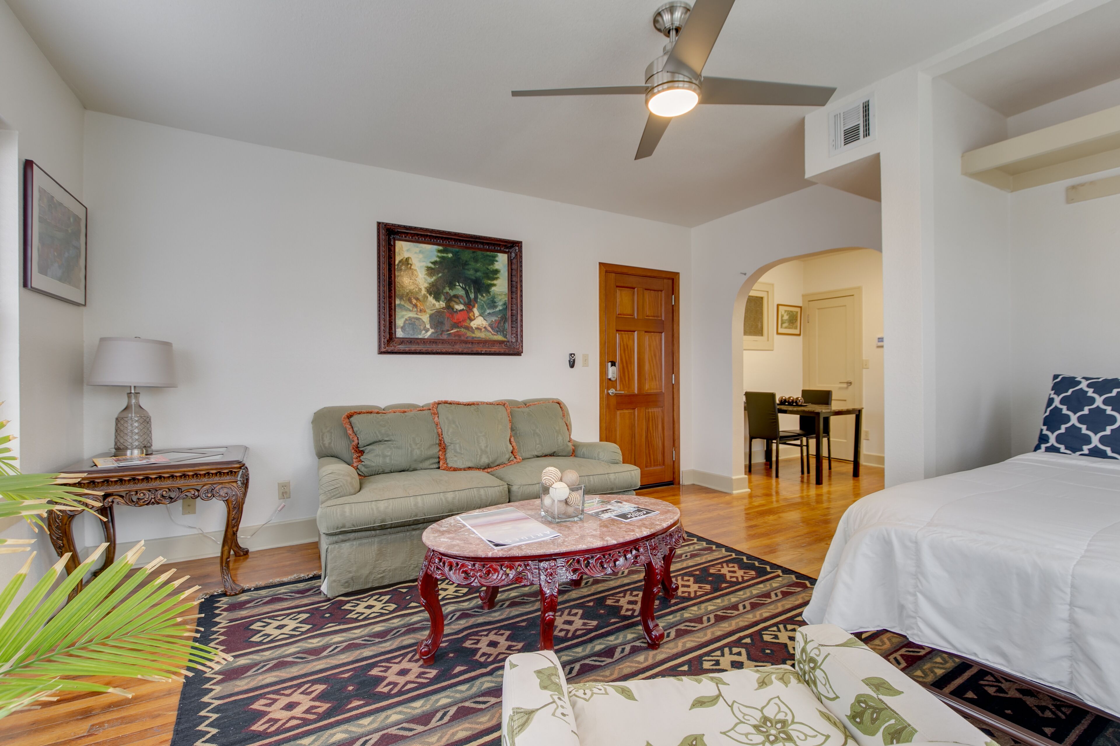 [CLR 15] Bright OKC Midtown Studio - Coolest neighrhood, Apartment, ONE mile away from Downtown.