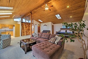 TV, table football - Sanderling Sea Cottages, Unit A: Pet Friendly! (Waldport)