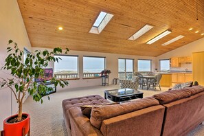 TV, table football - Sanderling Sea Cottages, Unit A: Pet Friendly! (Waldport)