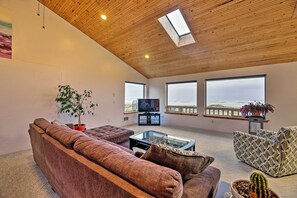 TV, table football - Sanderling Sea Cottages, Unit A: Pet Friendly! (Waldport)