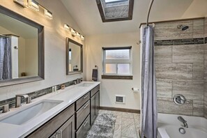 Amenidades de baño gratuitas, secadora de cabello, toallas 