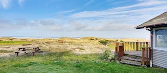 Sanderling Sea Cottages, Unit 1 with Deck!