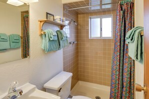 Kostenlose Toilettenartikel, Haartrockner, Handtücher