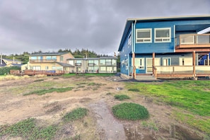 Zona residencial con casas modernas, un sendero de tierra y un espacio cubierto de césped.