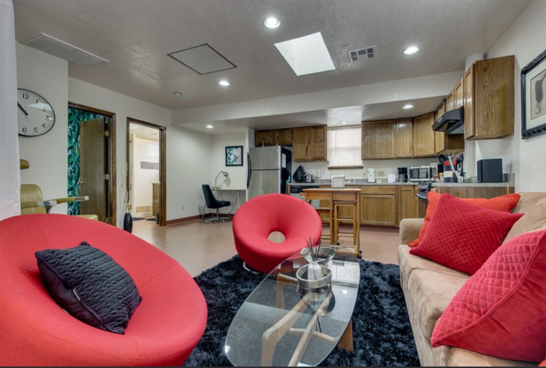 [CLR 18]Sunny Midtown 10 Window One bedroom Apartment, In the Hipster epicenter of OKC.