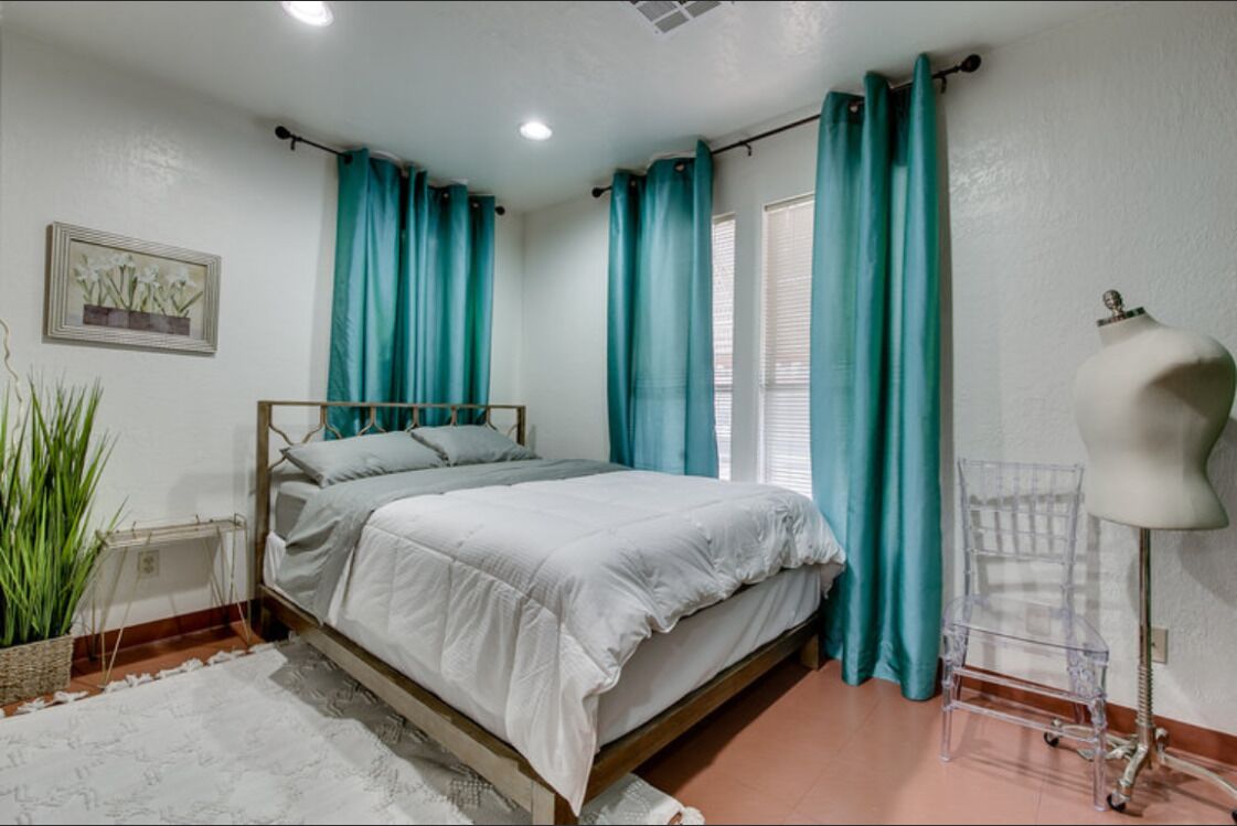 [CLR 18]Sunny Midtown 10 Window One bedroom Apartment, In the Hipster epicenter of OKC.