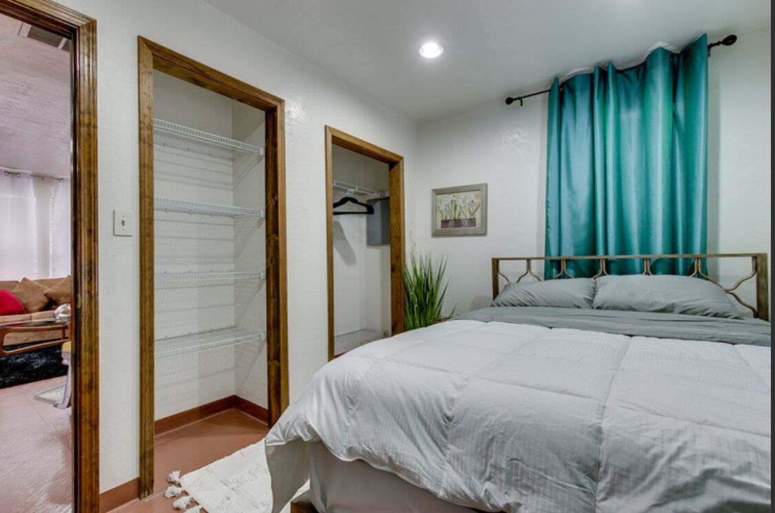 [CLR 18]Sunny Midtown 10 Window One bedroom Apartment, In the Hipster epicenter of OKC.