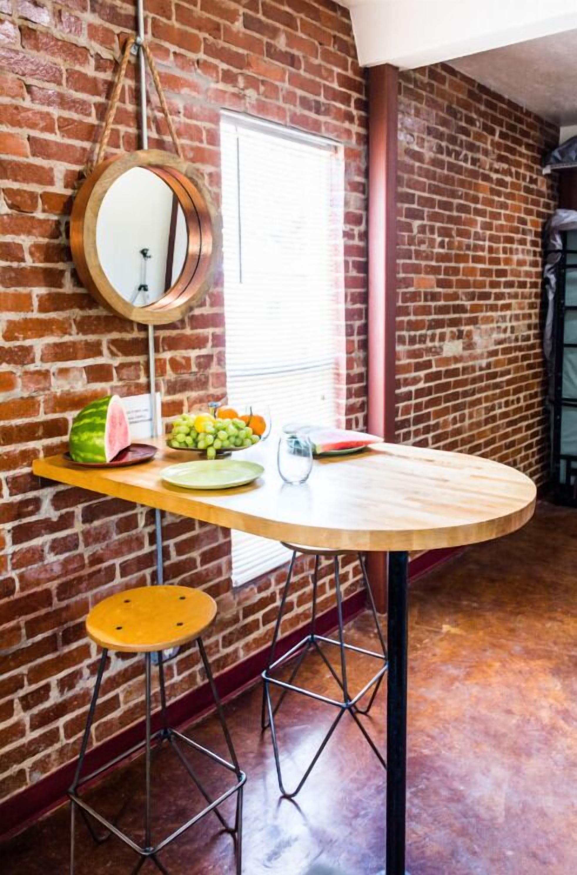 [CLR 19]Midtown-Trendy Garage studio , in a century-old apartment building