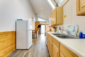 Refrigerador, microondas, parrilla de estufa y cafetera y tetera 