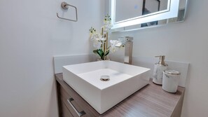 Ensemble douche/baignoire, sèche-cheveux, serviettes fournies