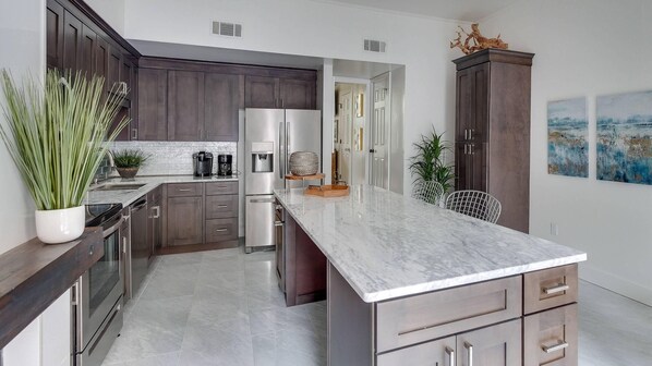 Jääkaappi, mikroaaltouuni, uuni, liesi