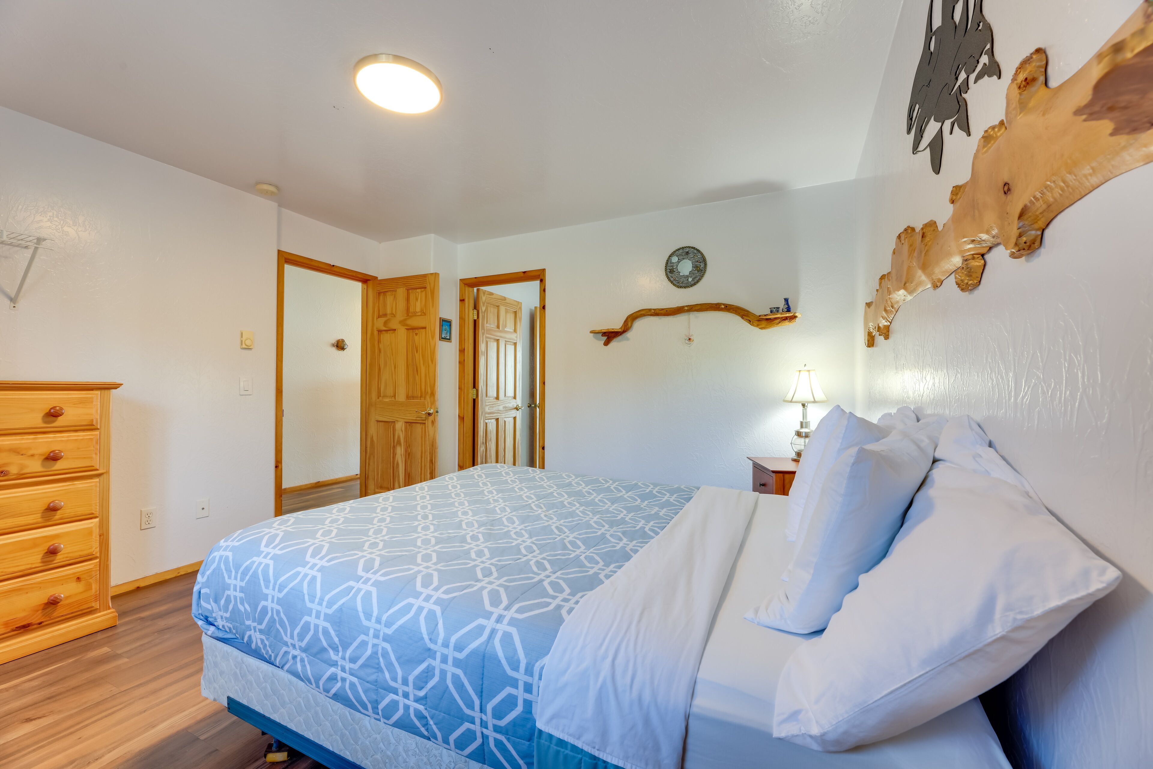 1 bedroom, travel crib, internet, bed sheets