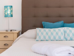 3 chambres, fer et planche à repasser, Wi-Fi, draps fournis
