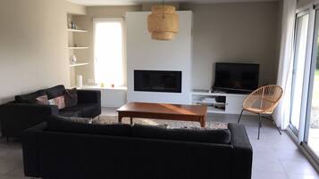 Televisie, boeken en een kantoor