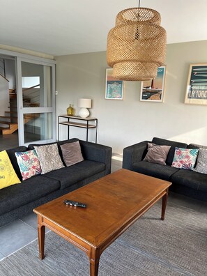 Téléviseur, livres, bureau